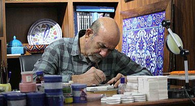 Ustası olmadan öğrendiği çini sanatını 30 yıldır devam ettiriyor