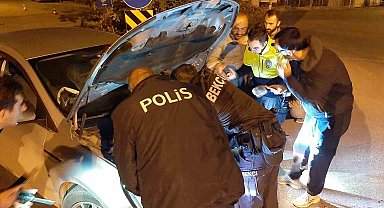 Uygulamada durdurdukları otomobilin motorundan kedi kurtardılar