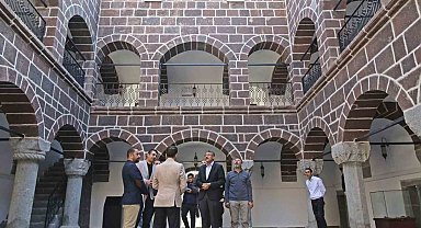 Vali Ali Çelik, medresenin girişinde bulunan kitabeleri inceledi