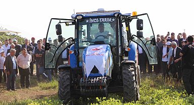 Vali Atay, traktöre binerek fıstık hasadı yaptı