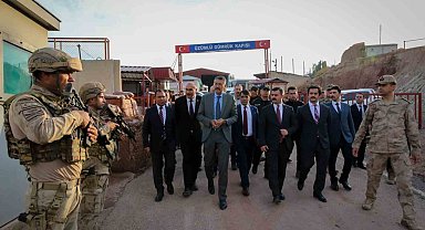 Vali Çelik Çukurca'yı ziyaret etti