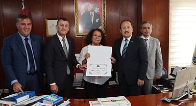 Vali Pehlivan'dan şehit annesi başarı belgesi