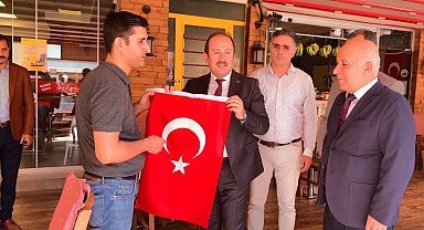 Vali Pehlivan'dan vatandaşa Türk bayraklı kutlama