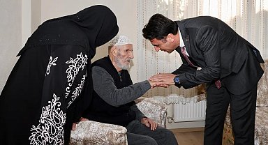 Vali şehit ailesini yalnız bırakmadı