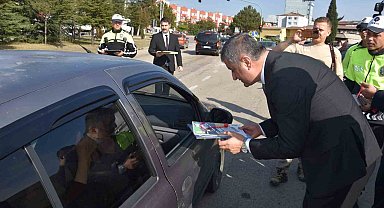 Vali Yavuz, sürücüleri uyarıp çocuklara kırmızı düdük dağıttı