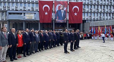 Valilik önünde coşkulu tören