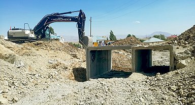 Van Büyükşehir Belediyesi kırsalda yolların altyapısını güçlendiriyor