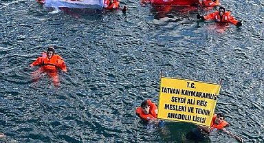 Van Gölü'nde Cumhuriyet'in 100. yılı kutlandı