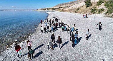 Van Gölü'nde zumba yapıp çevreyi temizlediler
