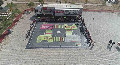 Van'da 'Mobil Trafik Eğitim Tırı'nda öğrencilere eğitim verildi