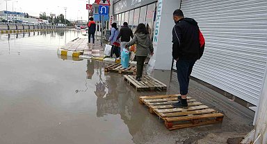 Van'da ev ve iş yerlerini su bastı