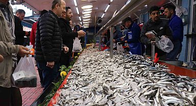 Vatandaş hamsi tezgahlarına akın etti