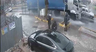 Vatandaşların yolun karşısına geçme mücadelesi kamerada