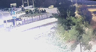 Virajı alamayan araç sürücüsü refüje çıktı