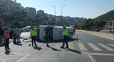 Virajı alamayan servis minibüsü devrildi: 1 yaralı