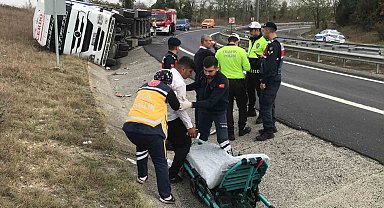 Virajı alamayan tır devrildi: 2 yaralı