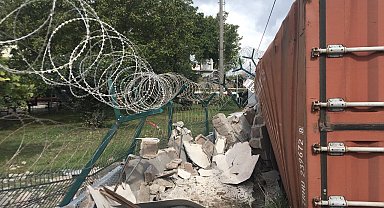 Virajı alamayan tır, fabrika duvarını yıktı