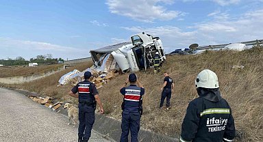 Virajı alamayan tır şarampole devrildi, tonlarca koli iplik etrafa saçıldı