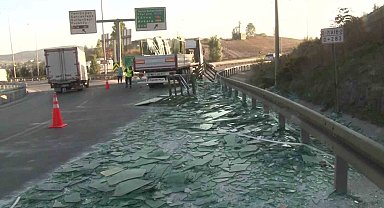 Virajı alamayan tırın üzerindeki camlar yola savruldu