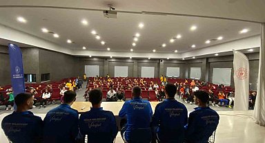 Voleybolcular öğrencilerle buluştu