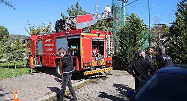 Yabancı uyruklu üniversite öğrencisi kampüsteki tenis kortunun direğinde asılı halde bulundu