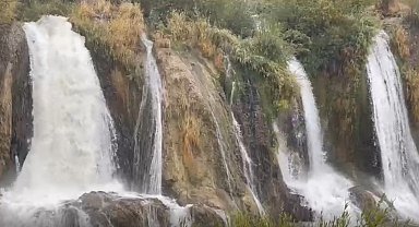 Yağan yağmurlar Muradiye Şelalesi'ni coşturdu