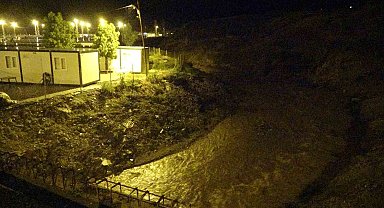Yağışla birlikte su seviyesinin yükseldiği dere, depremzedeleri tedirgin etti