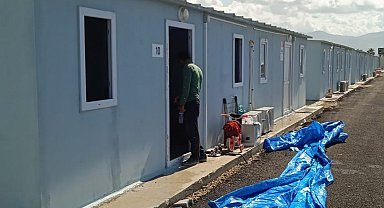 Yağmur sonrası Samandağ Kaymakamlığı personeli, depremzedelerin yardımına koştu