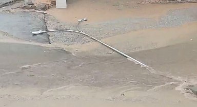 Yağmur suları aydınlatma direğini devirdi