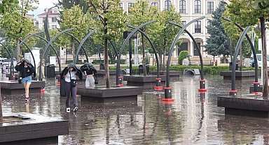 Yağmura hazırlıksız yakalanan vatandaşlar saçak altlarına sığındı