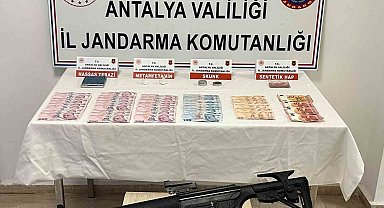 Yakalanacaklarını anlayınca uyuşturucuyu klozete attılar