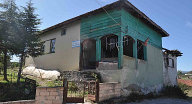 Yaklaşık 2 asırlık tarihi cami bakımsızlıktan dökülüyor