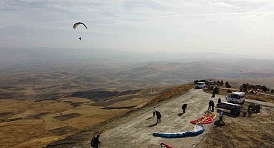 Yamaç paraşütçüleri Cumhuriyetin 100. yılında Bayat semalarında süzüldü