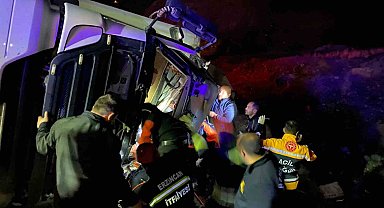 Yan yatan tırın içinde sıkışan sürücüsü kurtarıldı