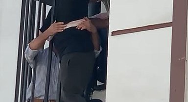 Yangın merdivenine sıkışan adam düşmemesi için çarşafla demire bağlandı