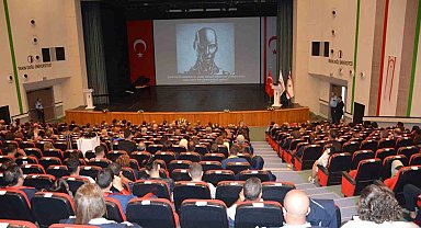 Yapay zeka tabanlı akademisyen AI. Prof. DUX ilk dersini verdi