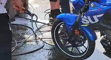 Yarış motoru sürerken direksiyondan yılan çıktı