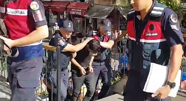 Yaşlı kadının altın ve paralarını çalan dolandırıcı tutuklandı