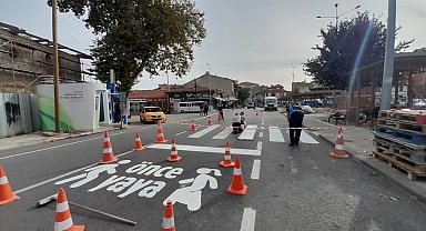 Yaya geçitlerine 'Önce Yaya' yazılı çalışma