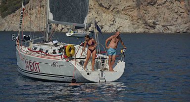 Yelkenciler rüzgarı beklerken denizde keyif yaptı