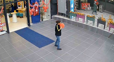 Yere düşen ay yıldızlı balonu kaldırarak öpen kadın o anları anlattı