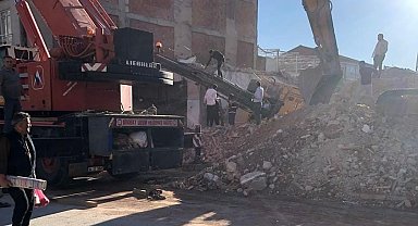 Yıkım esnasında iş makinesi devrildi