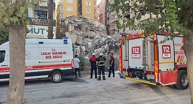 Yıkım yapan kepçe yan yattı: 1 yaralı