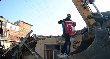 Yıkımdaki bayrak hassasiyeti duygulandırdı