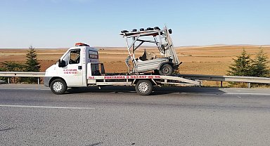 Yol çizgilerini çizen römorka arkadan çarpan araçtaki iki kişi yaralandı