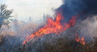 Yol kenarındaki boş araziye bırakılan çöpler yangına neden oldu
