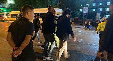 Yol ortasında oturan otizimli gence polis ekiplerinden yardım