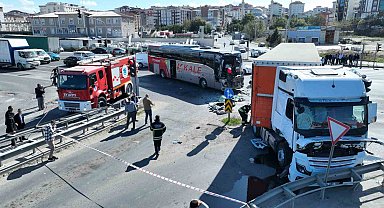 Yolcu otobüsü tırla çarpıştı: 3 yaralı