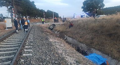 Yolcu treni traktöre çarptı: 1 kişi hayatını kaybetti