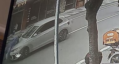 Yolun karşısına geçen yaşlı kadına çarptı: Kaza anı kamerada